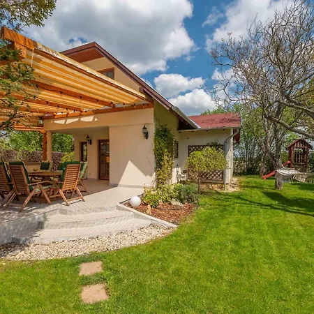 Lime Weekendhouse 1-2 * Balatonakarattya